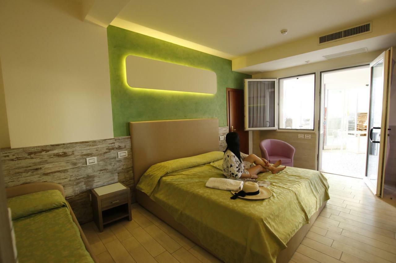 Hotel Splendid Mare Cattolica Esterno foto